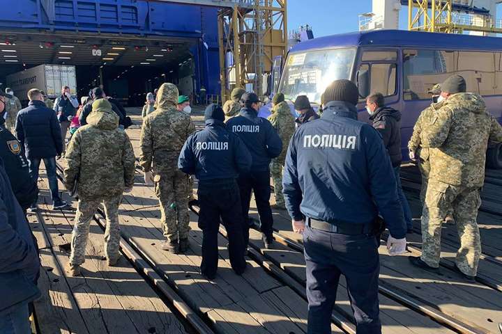 Пасажирів порома, який прибув в Україну з Грузії, відправили на обсервацію