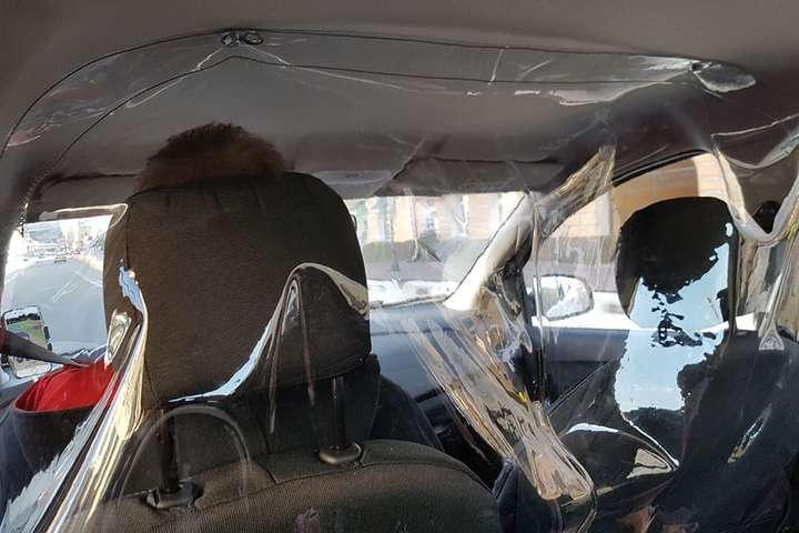 В Києві з‘явилися таксі, де водій ізольований від пасажира (фото)