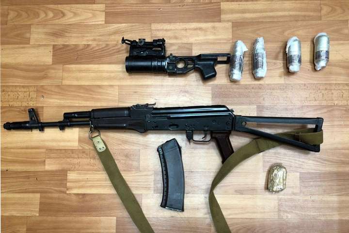 У Києві силовики провели спецоперацію із затримання торгівця зброєю (фото)
