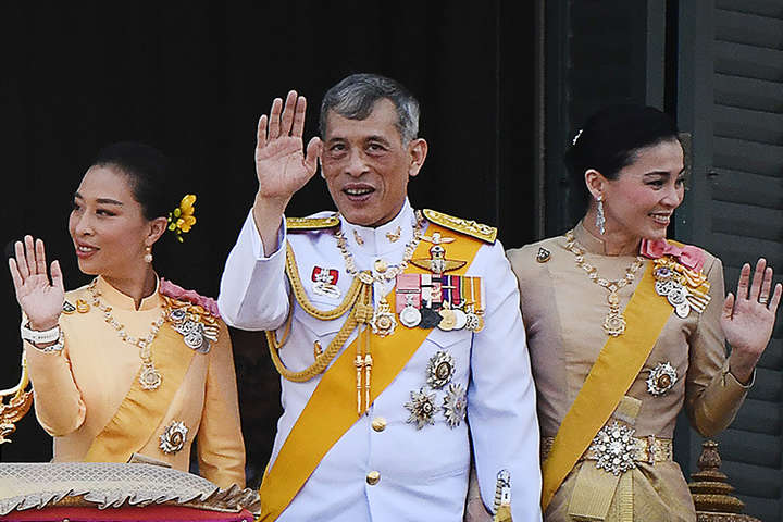 Карантин по-королевки: монарх Таиланда самоизолировался с 20 любовницами