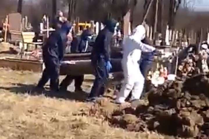 Ховали власну сестру її брати і шваґро - Родичі самі вантажили і закопували труну. На Франківщині поховали 37-річну жінку з Covid-19