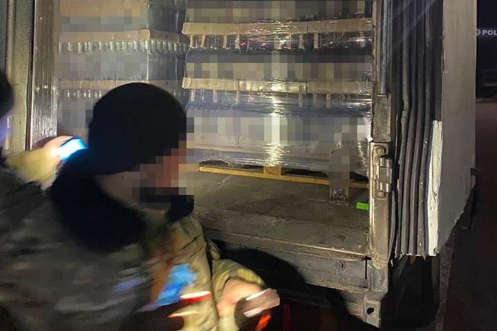 Вантажівку із контрафактним алкоголем затримано у районі проведення Операції Об’єднаних сил