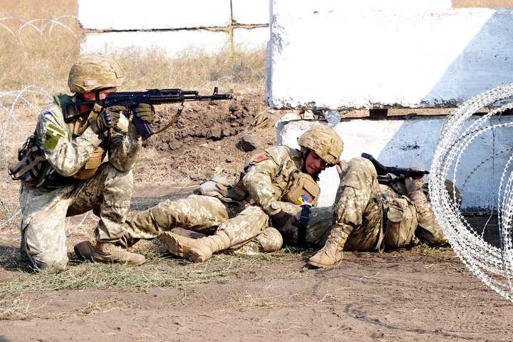 Бойовики на Донбасі гатили з важкої артилерії: трьох військових поранено