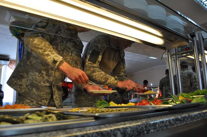 Порошенко закликає притягнути до відповідальності тих, хто зірвав програму харчування в армії 