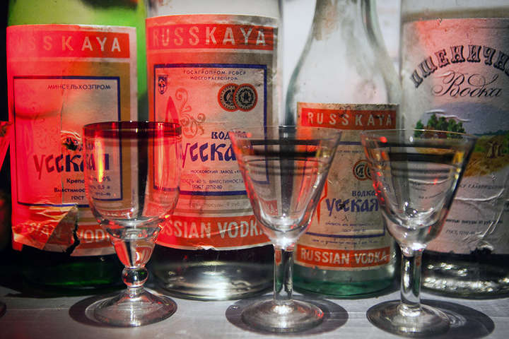 В Росії масово скуповують алкоголь, влада обмежила продаж 