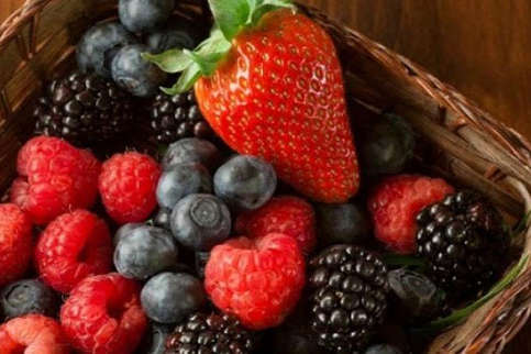 Ціни на ягоди цього літа можуть різко підвищитись через втечу заробітчан з Польщі