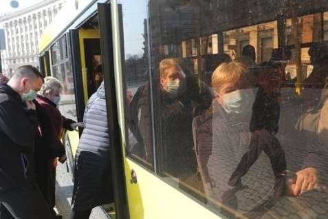 В Кропивницком люди, которых не пустили в автобус без масок, разбили окно (видео)