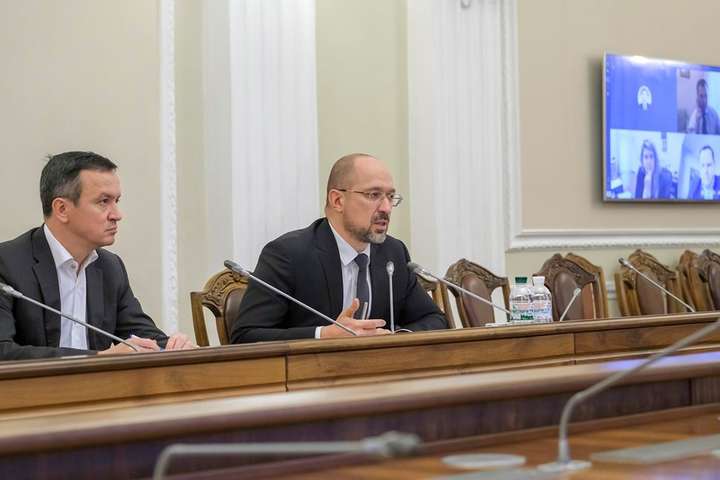 Шмыгаль: Украина не может два месяца сидеть на диване