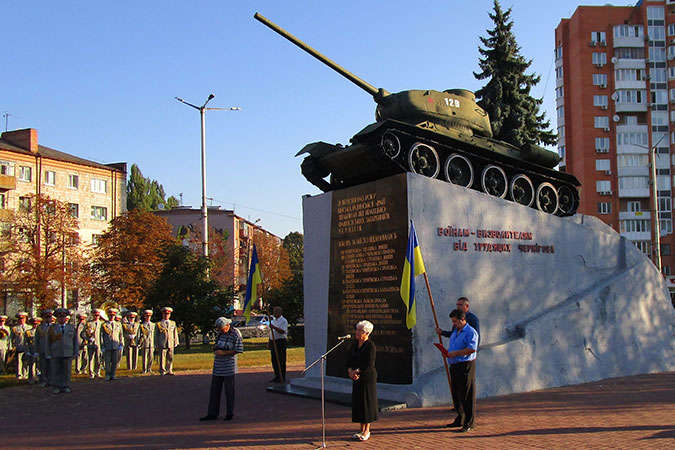 Двоє чоловіків закидали «коктейлями Молотова» пам’ятник радянській армії. Суд оголосив вердикт