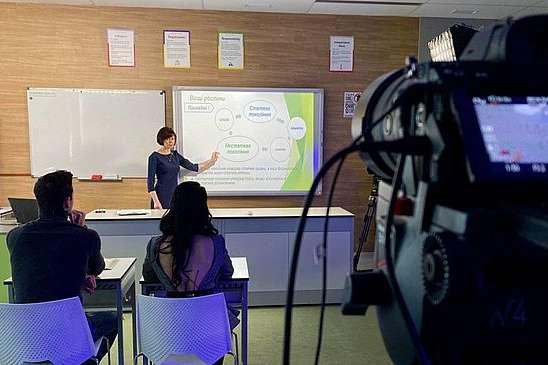 У львівській школі заборонили дивитись онлайн-уроки на каналах Медведчука