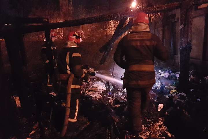 У Києві під час ліквідації пожежі рятувальники знайшли тіла двох чоловіків (фото)