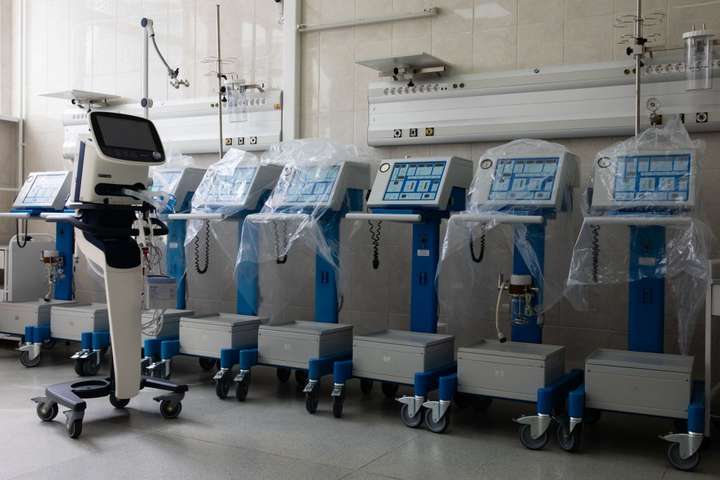Фонд Порошенка відремонтував для столичної лікарні апарати штучного дихання