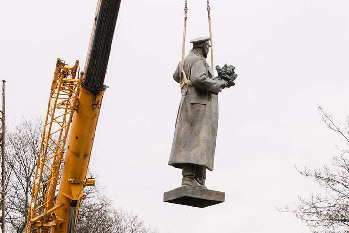 В Праге снесли памятник советскому маршалу (фото)