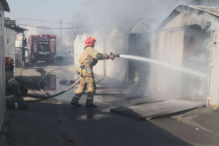 У Києві сталася велика пожежа: вогонь із сухостою перекинувся на гаражі (фото, відео)