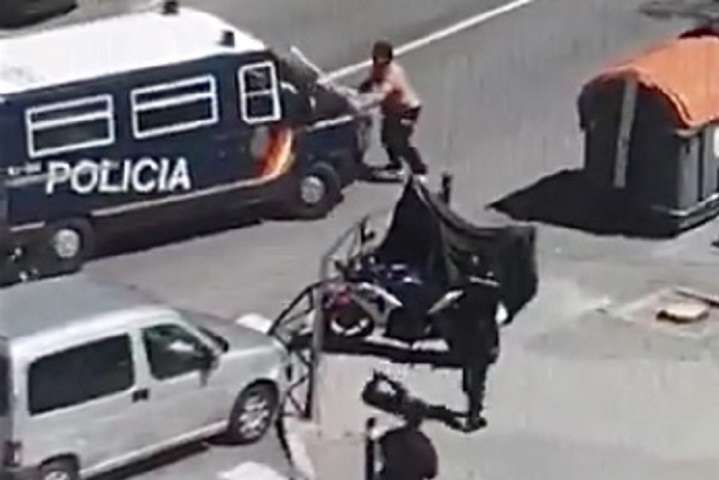 У Мадриді напівроздягнений чоловік з двома мечами атакував поліцейське авто