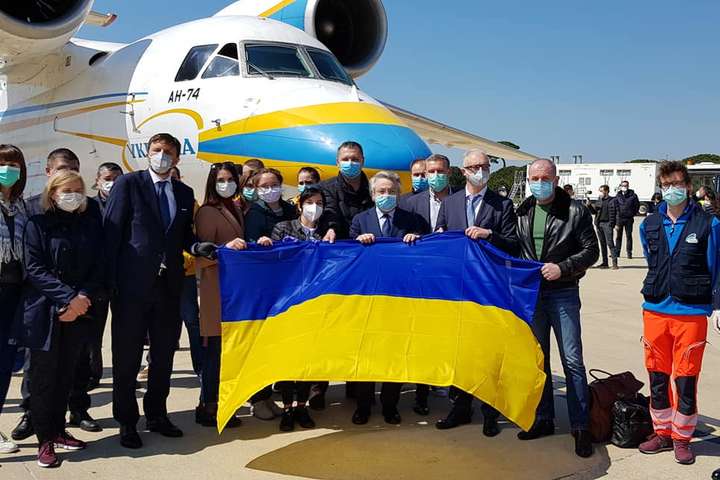 Бригада українських медиків прибула в Італію