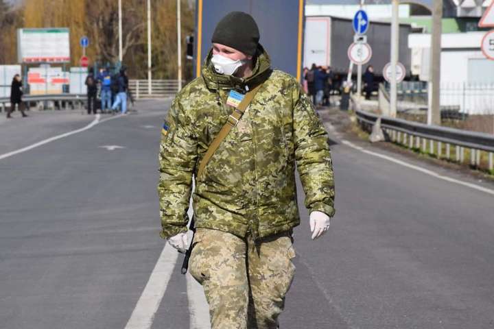 Прикордонники завернули з кордону трьох українців, які порушили терміни самоізоляції