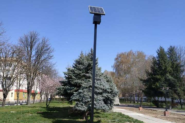 У Каховці з’явилися вуличні ліхтарі на сонячних панелях (фото)