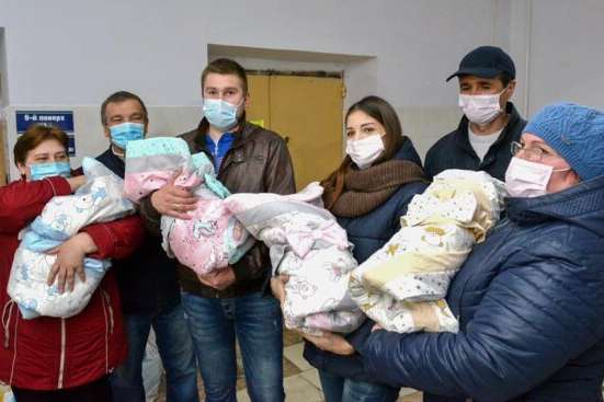 Українка народила чотирьох донечок у розпал карантину