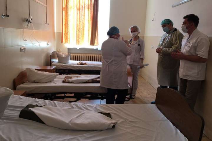 У лікарнях Івано-Франківська за день померли три людини з пневмонією