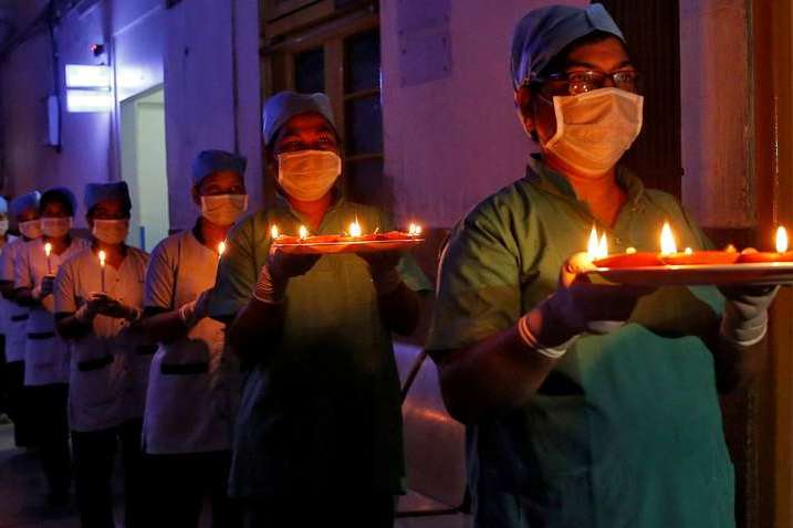 В Індії запалили мільйони свічок в знак єдності в боротьбі з Covid-19