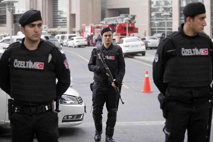 Поліція Стамбула виписали понад дві тисячі штрафів через порушення карантину