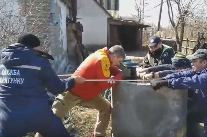 На Київщині рятувальники дістали чоловіка з 25-метрового колодязя (відео)