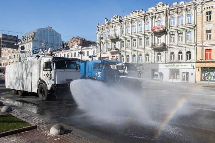 На вулицях Києва з’явилися військовослужбовці на водометних автомобілях (фото, відео)