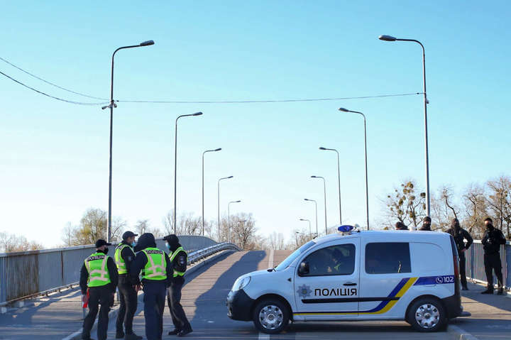 Поліція перекрила вхід до Гідропарку (фото)