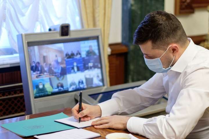 Володимир Зеленський доручив негайно зібрати дані про потреби всіх аптечних мереж та за допомогою державних структур закупити стільки масок, скільки їм потрібно - Зеленський: жодна лікарня зараз не може бути закрита