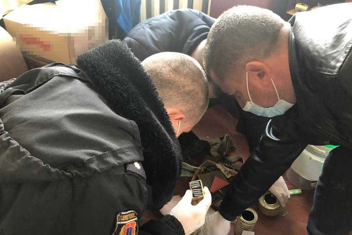 Ананьївські поліцейські вилучили у місцевого жителя боєприпаси та порох