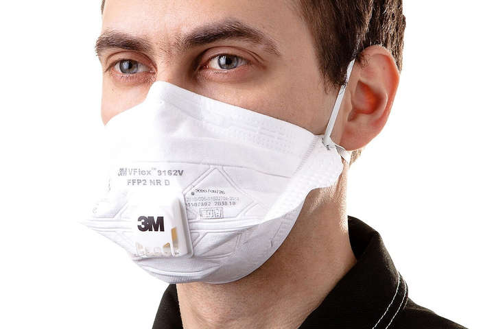 Вчені розповіли про способи знезараження масок для медиків