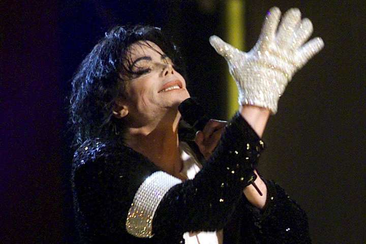Перчатка Майкла Джексона продана на аукционе за $100 тыс.