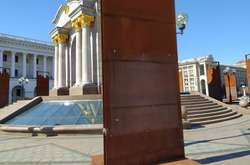 Пошкодження виставки на Майдані: поліція встановила «вандала» (відео)
