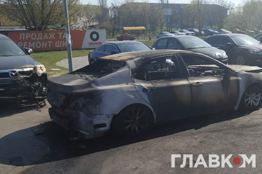 Нічна пожежа у Києві: з’явилися фото і відео, як палав автомобіль