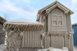 Шторм превратил дома в ледяные скульптуры: фантастические фото 