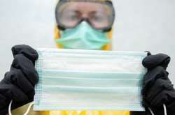 Якщо ви носите хірургічну маску, важливо не чіпати її зовнішню поверхню руками