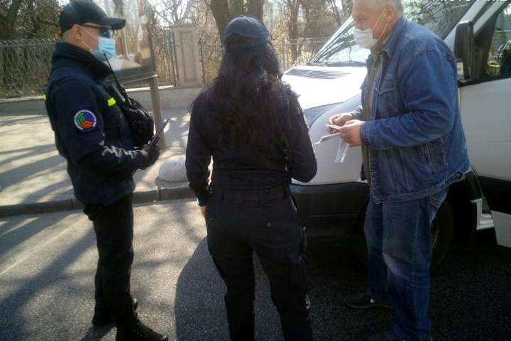 У Києві поліція перевірила дотримання перевізниками карантину (фото)