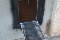  У дверях вирізали отвір для передавання продуктів 