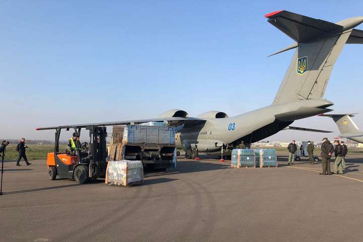 Україна відправила до Італії літак з гуманітарною допомогою (фото, відео)