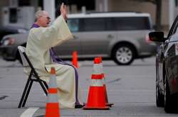 На парковці біля Католицької церкви Святої Марії отець приймає сповіді з автомобілю, Массачусетс, 1 квітня 2020 