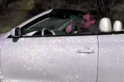 Водитель рассказал, что ему понадобилось шесть месяцев работы, для того чтобы полностью обклеить кузов и салон кабриолета марки Toyota