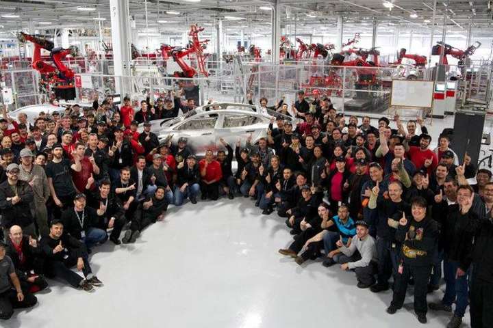 Tesla скорочує зарплати і відправляє співробітників у відпустки