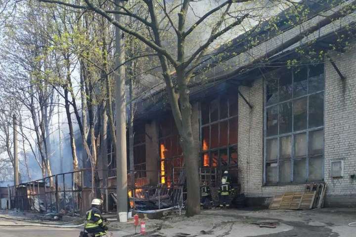 У Києві серйозна пожежа: горять склади радіозаводу (фото, відео)