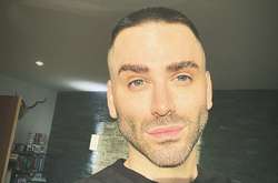 Стилист рекомендует затягивать немытые волосы в высокий конский хвост или небрежный пучок