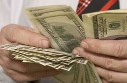 У той же час в обмінних пунктах України 8 квітня курс долара у продажу в порівнянні з попереднім робочим днем виріс на 8 копійок до 27,32 гривень за долар