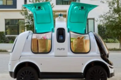 Устройство не имеет места для пассажиров и водителя, а вместо дверей в нем установлены люки для загрузки