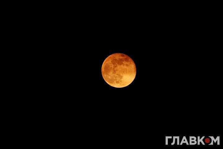 Розовая Луна: в сети показали фото и видео редкого явления