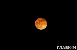 Розовая Луна: в сети показали фото и видео редкого явления