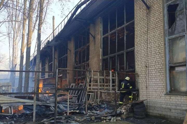Як рятувальники боролися з масштабною пожежею на складах у Києві (фото, відео)